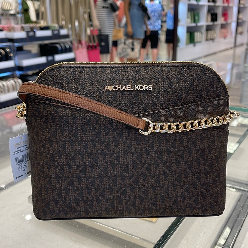 MICHAEL KORS
Jet Set Travel Medium Logo Dome Crossbody Bag
NWT